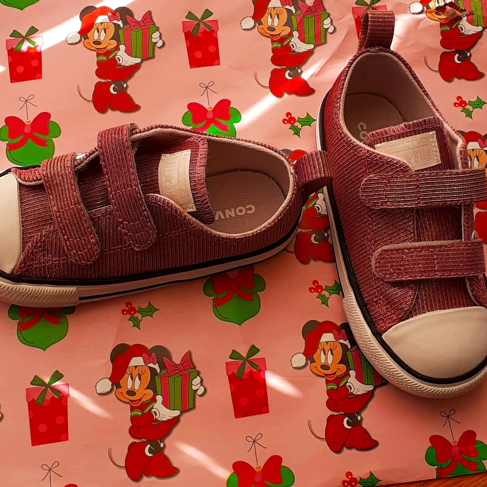 Converse toddler shoes size 9